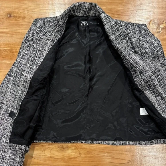 Zara Women's Elegant Black and Gray Blazer - Picture 5 of 6